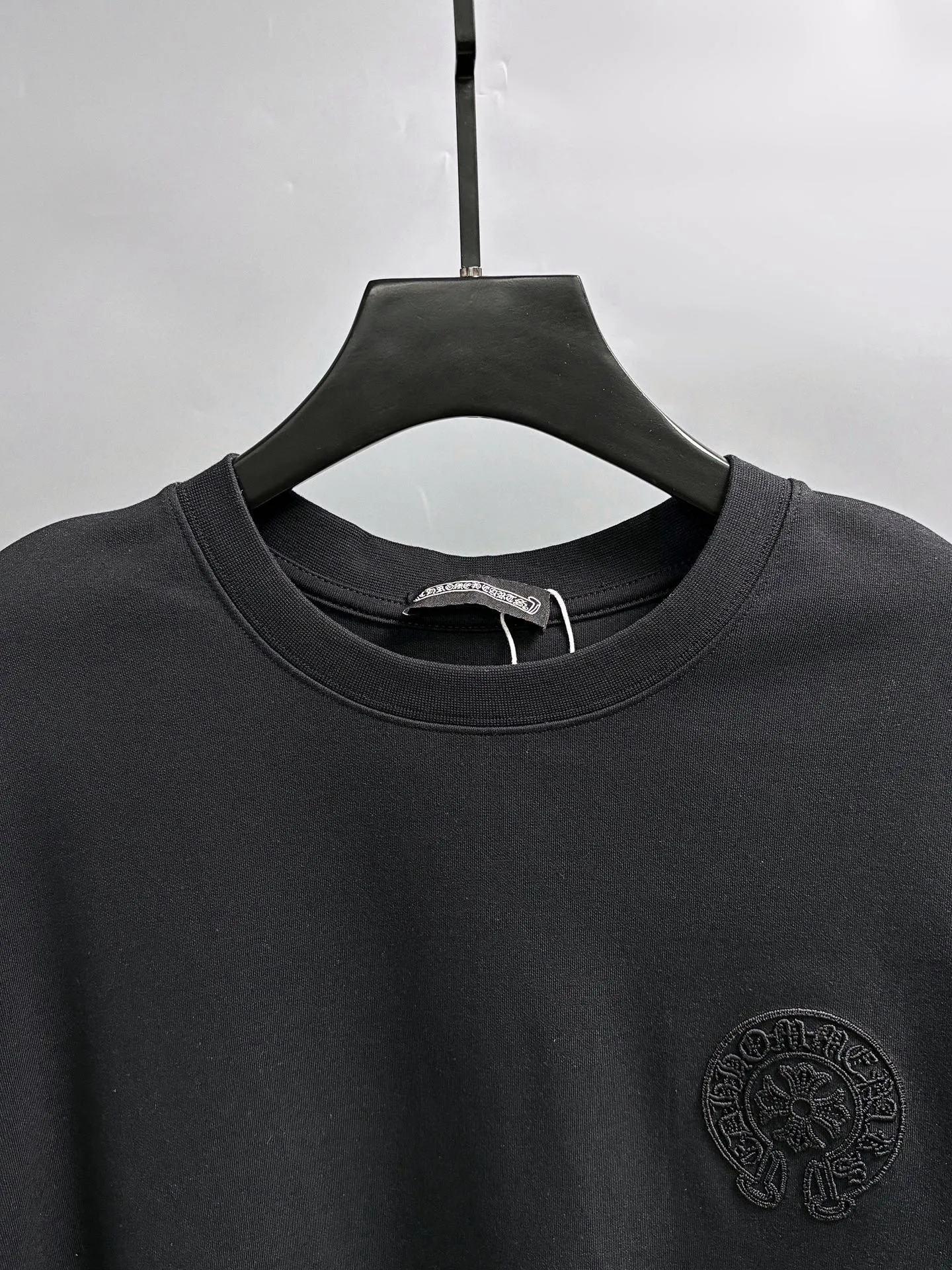 P190 Chrome Hearts* 2꯭0꯭2꯭5 new autumn and winter style ❤️ Original ⌚️ high version Chrome Hearts The fabric is made of 320g high-density modal long-staple cotton. It does not deform or shrink. Process introduction: double thread movement. Chest. The back panel uses overlapping embroidery🪡 process➕the back panel towel rope embroidery process. Color: black SIZE: M-3XL